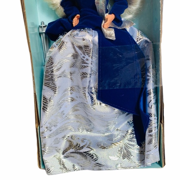 NRFB 1995 Winter Velvet Barbie Avon Exclusive - Picture 3 of 7